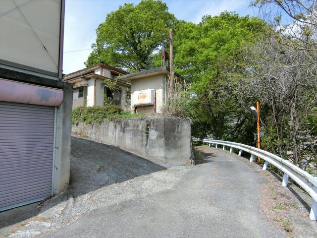 亀沢農地付住宅３LDKオール電化太陽光パネルの前面道路含む現地写真