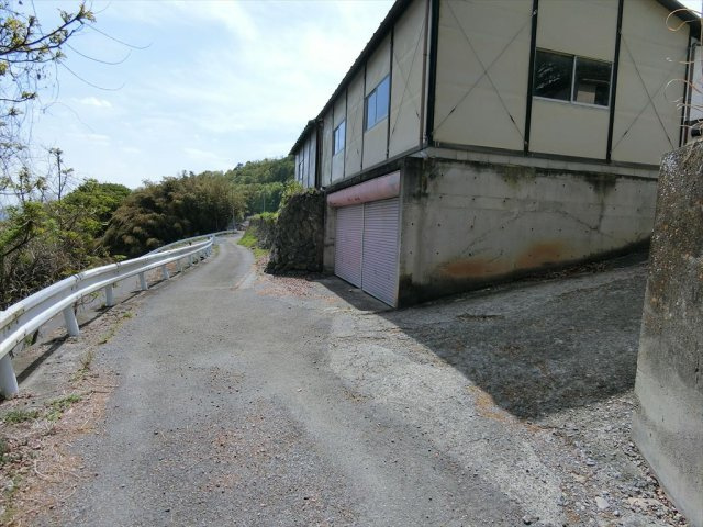 亀沢農地付住宅３LDKオール電化太陽光パネルの前面道路含む現地写真