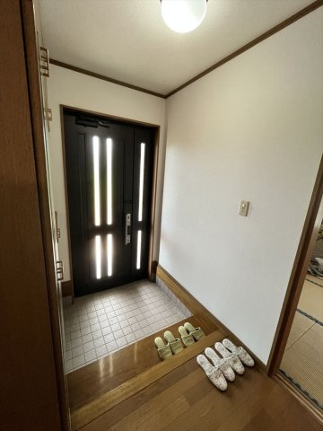 亀沢農地付住宅３LDKオール電化太陽光パネルの居間・リビング|AI生成画像