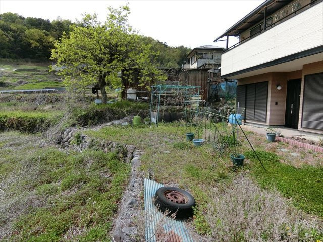 亀沢農地付住宅３LDKオール電化太陽光パネルの庭