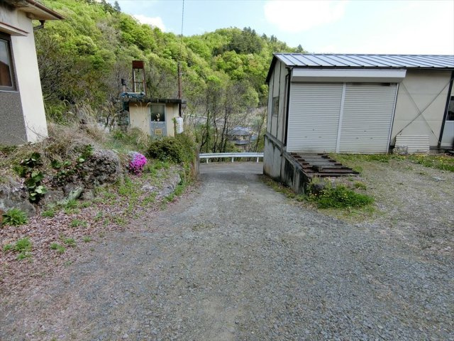 亀沢農地付住宅３LDKオール電化太陽光パネルのその他|敷地入口
