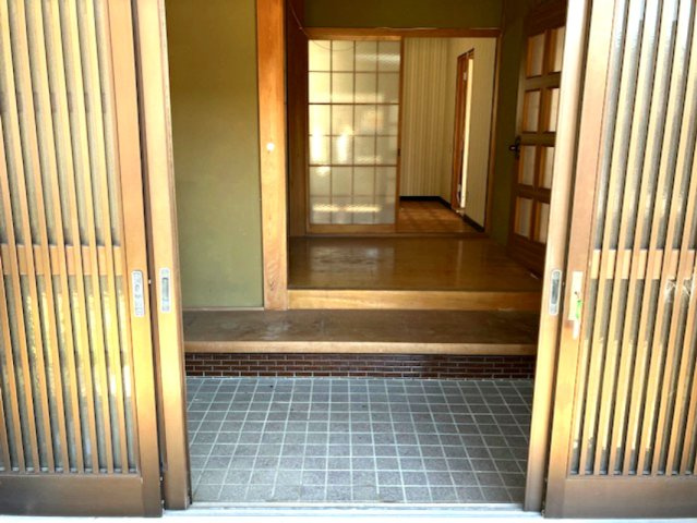 敦賀市和久野中古戸建の玄関