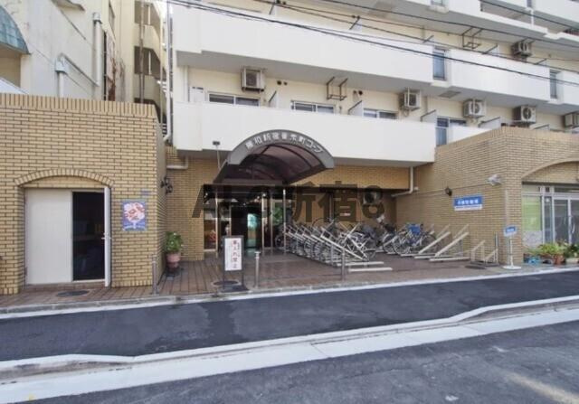 新宿区新宿５丁目の賃貸マンションのエントランス