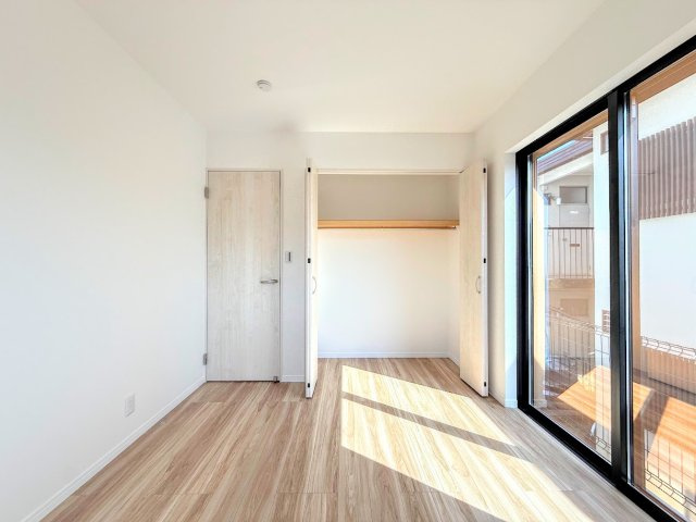 戸塚区上柏尾町　新築戸建ての洋室|［モデルハウス］◆柔らかい陽光が差し込む明るいお部屋を演出する設計。彩光の取れる窓が気持ちの良いお部屋を創り上げます。