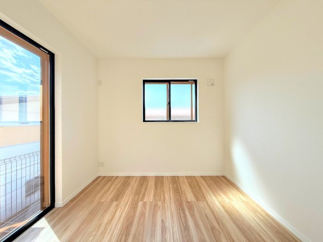 戸塚区上柏尾町　新築戸建ての洋室|［モデルハウス］◆室内はいつも明るい印象なので気持ちの良い朝を迎えられます。各部屋にはクローゼットを完備しており、収納が多いお家はすっきりして快適空間です。
