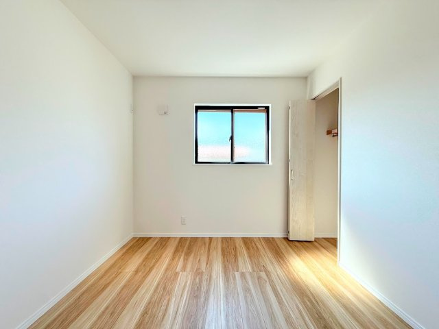 戸塚区上柏尾町　新築戸建ての洋室|［モデルハウス］◆気持ちの良い風が室内へ入り込む居室。家具を配置しても広々ご利用いただけます！！