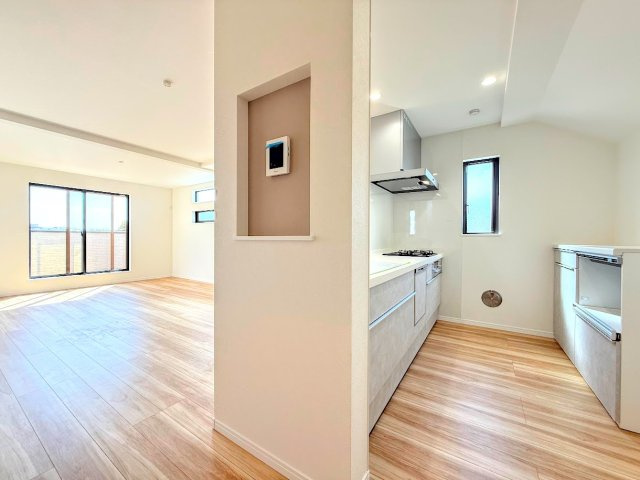 戸塚区上柏尾町　新築戸建てのキッチン|［モデルハウス］◆キッチンからダイニングやリビングが見渡せるキッチン。料理をしながら家族とコミュニケーションをとれるだけでなく、大きな開放感も得られることができます。