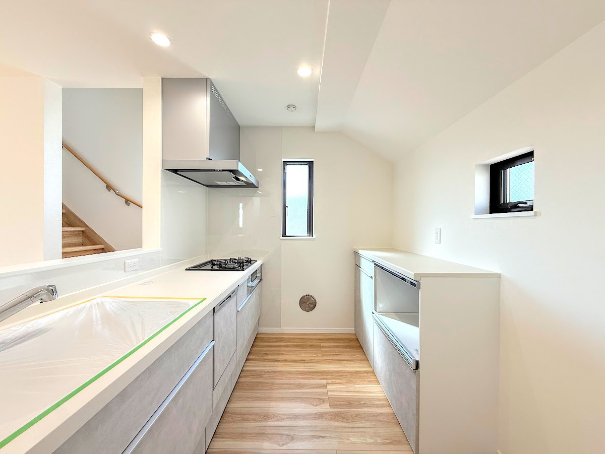 戸塚区上柏尾町　新築戸建てのキッチン|［モデルハウス］◆デザイン性と機能性を兼ね備えたキッチンです。リビングスペースとの一体感が生まれ、広々空間を演出してくれます。