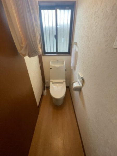高島市今津町今津中古戸建のトイレ