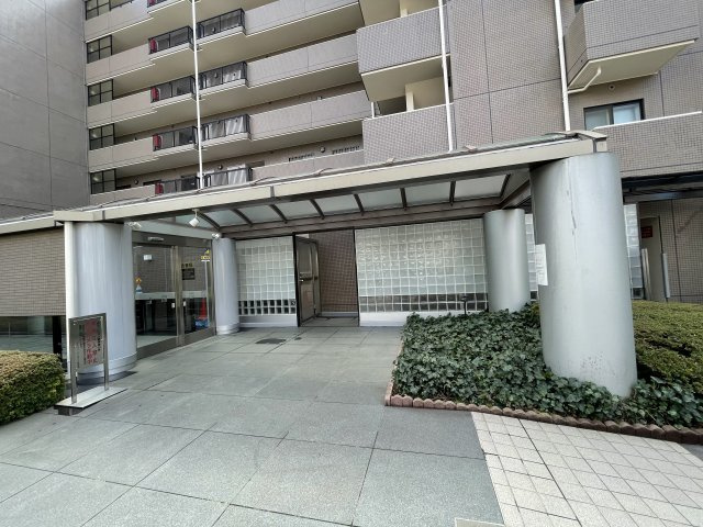府中市天神町１丁目の賃貸マンションのエントランス