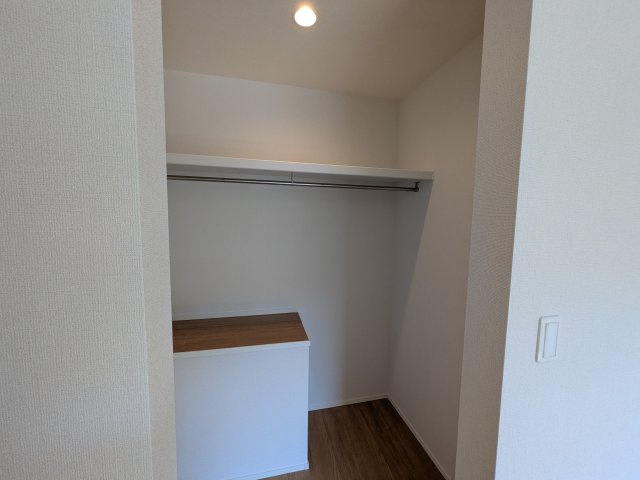 取手市本郷　6期　新築戸建て　2号棟の収納|パイプ棚付きで奥行きもある大容量のクローゼットです♪