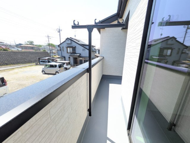 取手市本郷　6期　新築戸建て　2号棟のバルコニー|洗濯物も布団もまとめて干せるワイド設計。
広々としたワイドバルコニーで、家事の効率が上がり、日々の暮らしが快適になります。