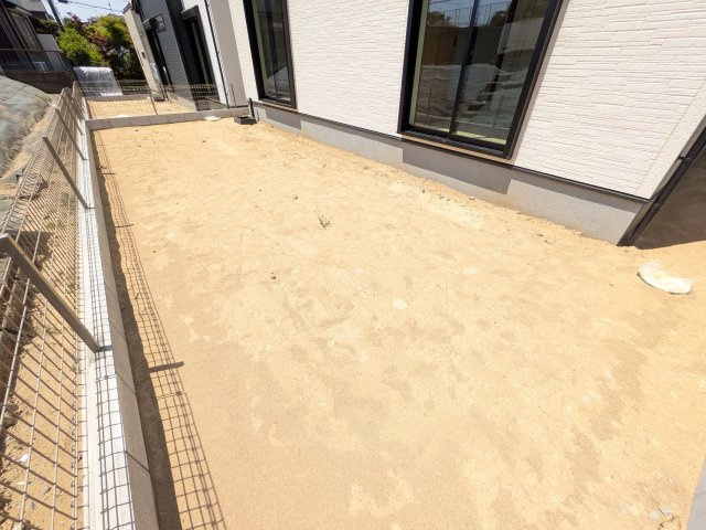 取手市本郷　6期　新築戸建て　2号棟の庭|リビングに明るい光を届ける南庭。
お子様の遊び場やペットのスペースとしても最適です。
室内外で心地よい暮らしが叶います。
