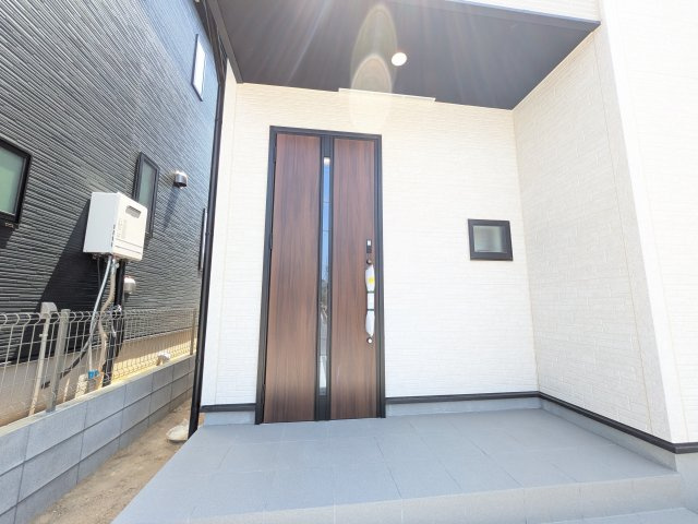 取手市本郷　6期　新築戸建て　2号棟の玄関|玄関ドアはカードキーで開閉も楽々♪
スマホでの開錠と施錠も可能です！
玄関上部には人感センサー付きのダウンライトがあるので、夜間の帰宅時に自動で点灯してくれます♪
防犯対策面にも一役買ってくれます！