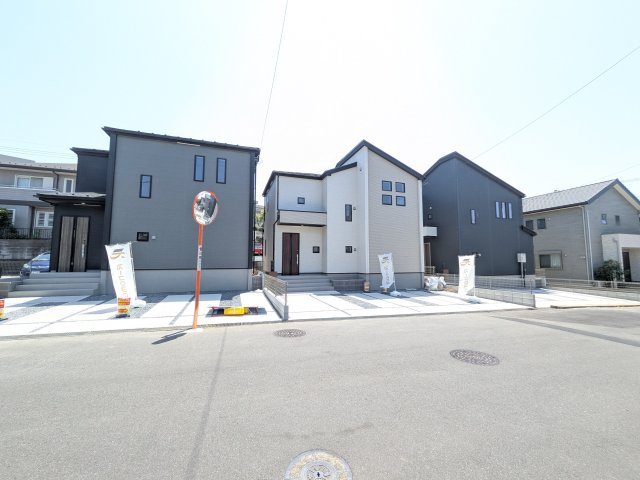 取手市本郷　6期　新築戸建て　2号棟の前面道路含む現地写真|現地完成済で建物も駐車場やお庭も全てご覧いただけます。ご自身の目で街並みや敷地の広さ、陽当たりをご確認ください。