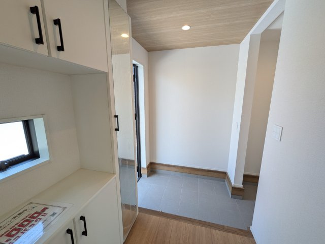 取手市本郷　6期　新築戸建て　2号棟の玄関|大型のシューズボックスは大容量で、可動棚になっておりブーツや長靴も収納出来ます♪
玄関に手すりがあるのがうれしいですね！