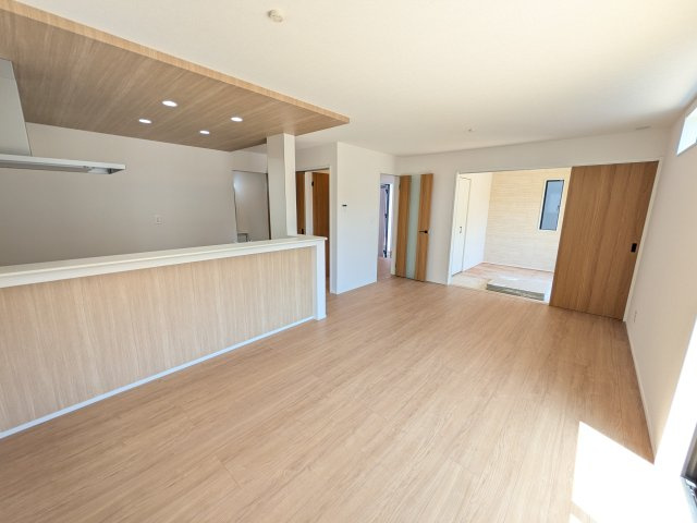 取手市本郷　6期　新築戸建て　2号棟の居間・リビング|家族の会話が自然と弾む、広々としたゆとりのLDK。南向きの窓からたっぷりの光が射し込む明るく快適な空間です。