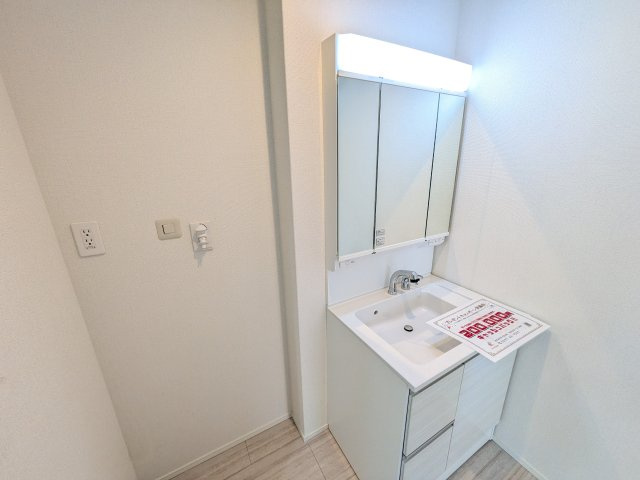 取手市本郷　6期　新築戸建て　2号棟の独立洗面台|人気の三面鏡の洗面化粧台は鏡の裏側がすべて収納になっており、収納力も魅力的です♪
水栓はシャワーヘッドになっており朝シャンも可能です！