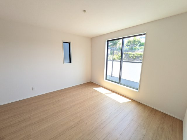 取手市本郷　6期　新築戸建て　2号棟の洋室|バルコニーに面した２面採光で明るく開放的な洋室です♪