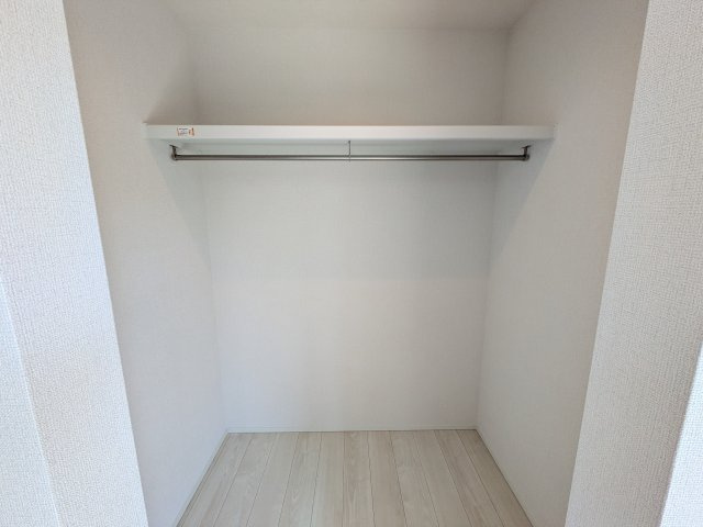 取手市本郷　6期　新築戸建て　3号棟の収納|パイプ棚付きで奥行きもある大容量のクローゼットです♪