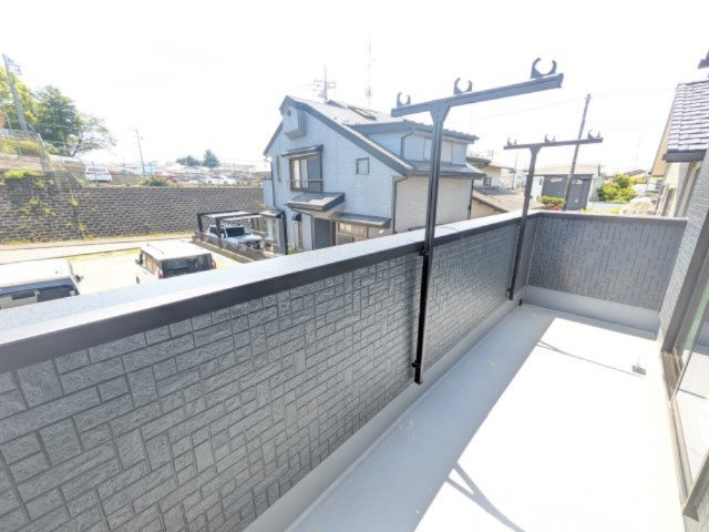 取手市本郷　6期　新築戸建て　3号棟のバルコニー|洗濯物も布団もまとめて干せるワイド設計。
広々としたワイドバルコニーで、家事の効率が上がり、日々の暮らしが快適になります。