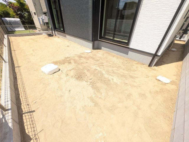 取手市本郷　6期　新築戸建て　3号棟の庭|リビングに明るい光を届ける南庭。
お子様の遊び場やペットのスペースとしても最適です。
室内外で心地よい暮らしが叶います。