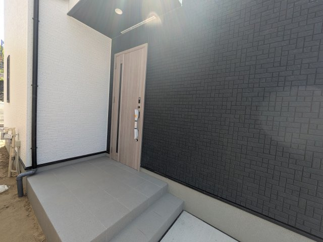 取手市本郷　6期　新築戸建て　3号棟の玄関|玄関ドアはカードキーで開閉も楽々♪
スマホでの開錠と施錠も可能です！
玄関上部には人感センサー付きのダウンライトがあるので、夜間の帰宅時に自動で点灯してくれます♪
防犯対策面にも一役買ってくれます！