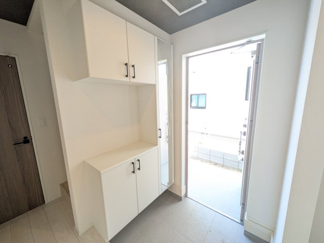 取手市本郷　6期　新築戸建て　3号棟の玄関|大型のシューズボックスは大容量で、可動棚になっておりブーツや長靴も収納出来ます♪
玄関に手すりがあるのがうれしいですね！