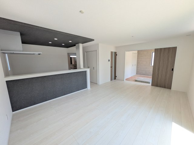 取手市本郷　6期　新築戸建て　3号棟の居間・リビング|家族の会話が自然と弾む、広々としたゆとりのLDK。南向きの窓からたっぷりの光が射し込む明るく快適な空間です。