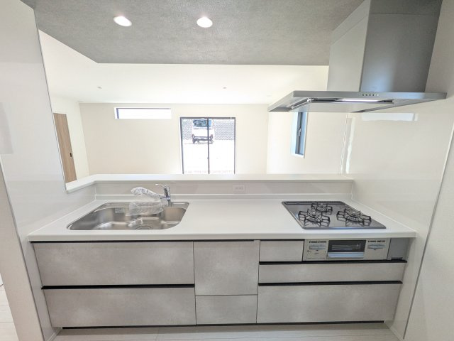 取手市本郷　6期　新築戸建て　3号棟のキッチン|人造大理石で傷つきにくくお掃除もしやすい対面式のカウンターキッチンです♪
