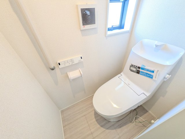 取手市本郷　6期　新築戸建て　3号棟のトイレ|温水洗浄便座付きです♪