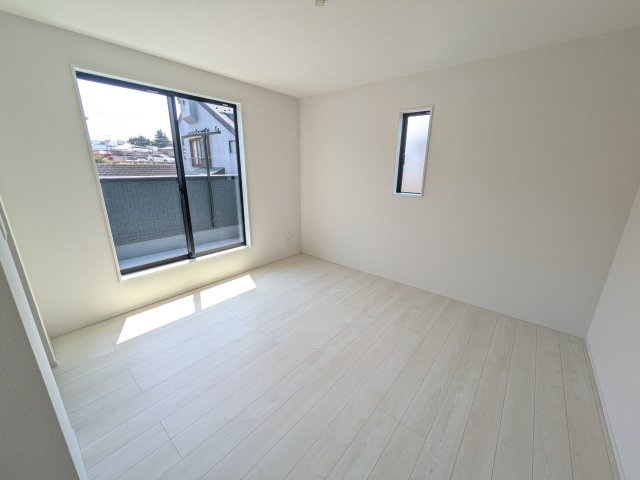 取手市本郷　6期　新築戸建て　3号棟の洋室|バルコニーに面した２面採光で明るく開放的な洋室です♪