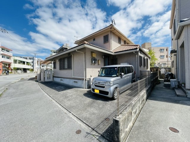 那覇市真嘉比戸建ての前面道路含む現地写真