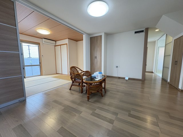 那覇市真嘉比戸建ての居間・リビング