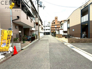前面道路は約6ｍ幅あり駐車がスムーズに行えます