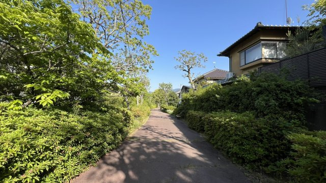 神戸市北区藤原台北町２丁目　戸建住宅の前面道路含む現地写真