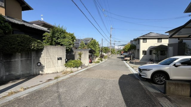神戸市北区藤原台北町２丁目　戸建住宅の前面道路含む現地写真