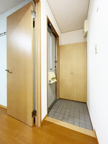 セジュール中吉野　Ｂ棟の玄関