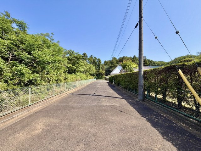 鉾田市安塚中古戸建の前面道路含む現地写真