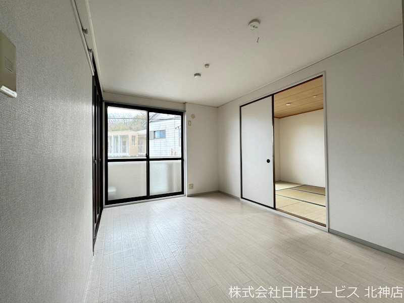 神戸市北区有野町唐櫃のハイツの寝室|リビング横の洋室