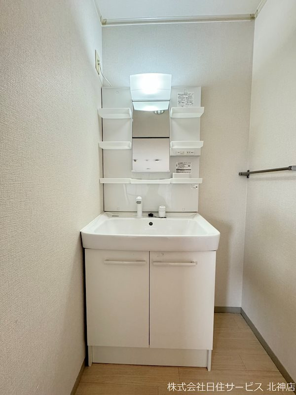 神戸市北区有野町唐櫃のハイツ|シャワー切替え付き洗面台！鏡付きで朝の身支度がしやすいです。