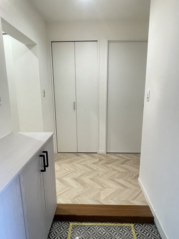 【玄関】 | □■秦野南が丘さつき東住宅2217号棟■□ | スタイリッシュなヘリンボーン柄の床がアクセントになった室内空間！