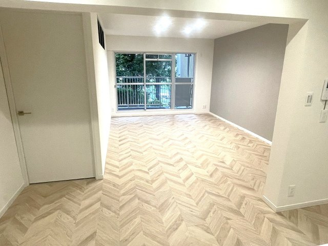 【居間・リビング】 | □■秦野南が丘さつき東住宅2217号棟■□ | 南向きの大きな窓から柔らかな陽射しが射し込みます！