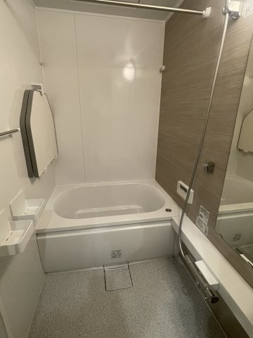 【浴室】 | □■秦野南が丘さつき東住宅2217号棟■□ | お風呂はお掃除が楽なシステムバスです。便利な浴室換気乾燥暖房機！