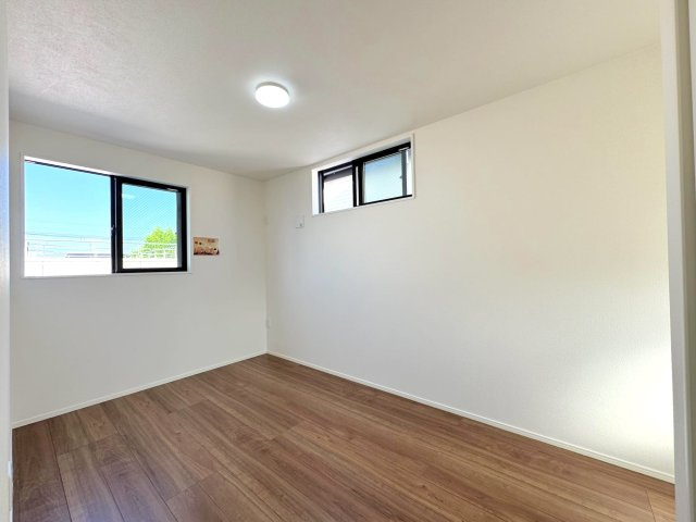 【新築戸建】 さいたま市浦和区領家１丁目の子供部屋|子ども部屋（5.8帖）
5.8帖のお部屋。お子様のお部屋としてはもちろん、趣味の部屋や書斎・テレワークスペースとしても使いやすい空間です。