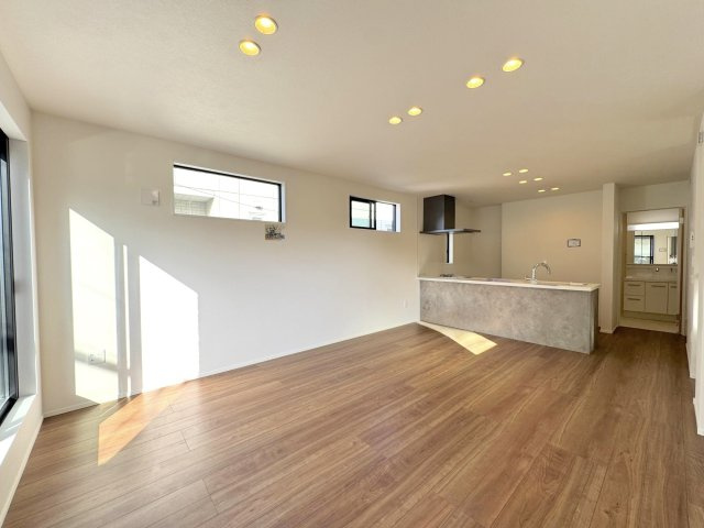 【新築戸建】 さいたま市浦和区領家１丁目の居間・リビング|リビング
家族が集まる温かみのあるリビング。家具の配置がしやすく、心地よいリラックスタイムを過ごせます。
