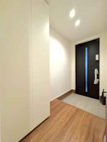 【新築戸建】 さいたま市浦和区領家１丁目の玄関|玄関
家の顔となるスッキリとした玄関。シューズボックスを備えており、いつでも靴をきれいに整理できます。