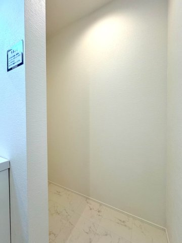 【新築戸建】 さいたま市浦和区領家１丁目の収納|リネン室
タオルや洗剤、ストック類を効率よく収納できる便利なリネン室。洗面周りを常に清潔・綺麗に保てます。

