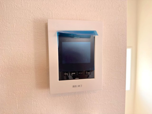 【新築戸建】 さいたま市浦和区領家１丁目のセキュリティ|TVモニター付きインターホン
訪問者の顔を確認してから対応できる安心のTVモニター付きインターホン。防犯面でも頼りになります。