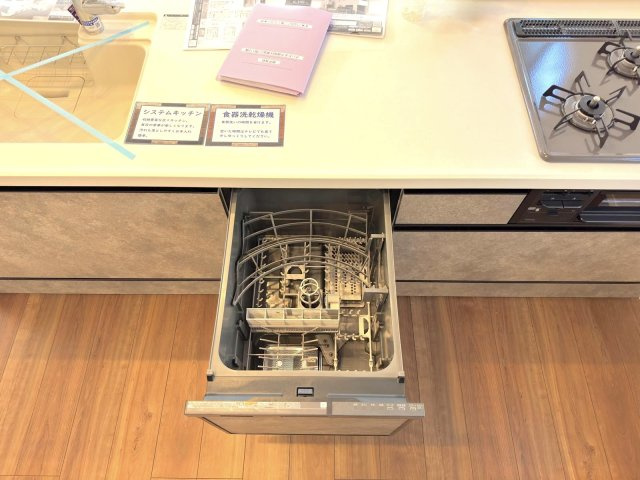 【新築戸建】 さいたま市浦和区領家１丁目の発電・温水設備|食洗機
食後の片付けの手間を大幅に減らす食器洗い乾燥機。節水効果もあり家事の強い味方です。